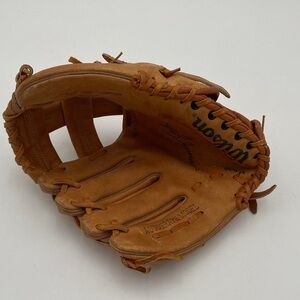 Wilson Classic Leather Baseball Glove gripe tote pockets